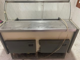 Vitrina expositora refrigerada sobre mostrador