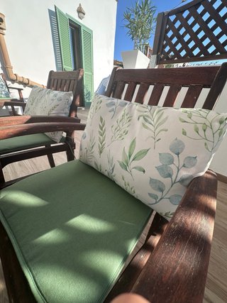Mesa de teca para terraza con cojines