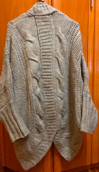 Cárdigan oversize Zara gris.