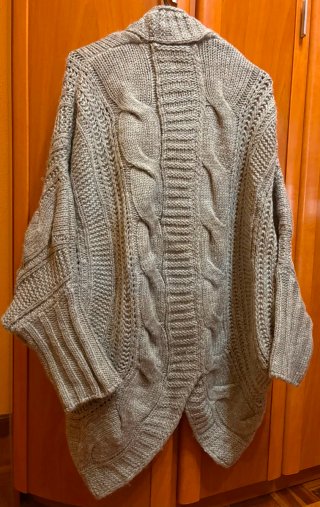 Cárdigan oversize Zara gris.