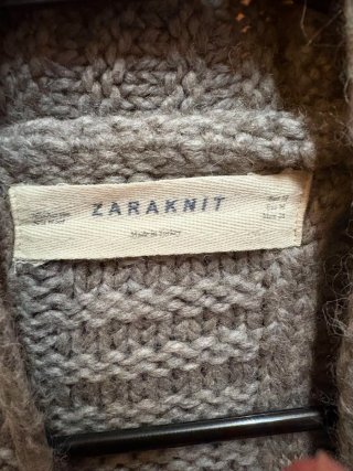 Cárdigan oversize Zara gris.