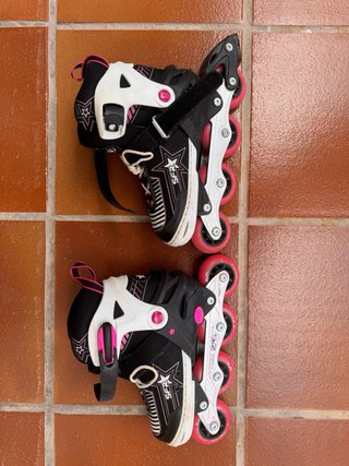 Patines en línea negros y rosas
