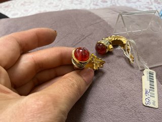 Pendientes dorados con detalles rojos