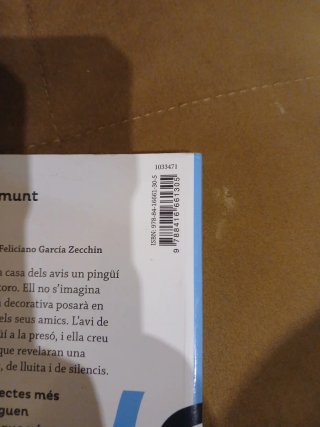 Un pinguï damunt del televisor catal