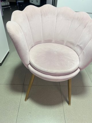 Sillón rosa terciopelo con patas doradas