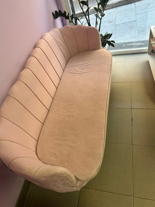Sillón rosa terciopelo con patas doradas