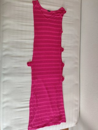 Vestido de playa rosa con rayas