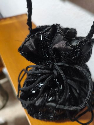 Bolsito negro bordado azabache