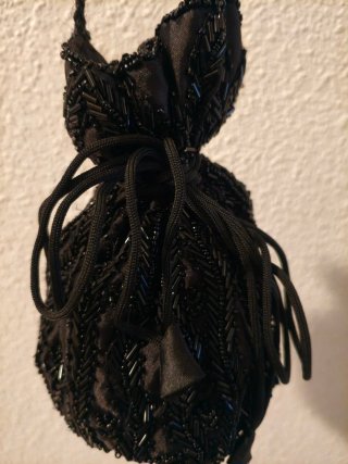 Bolsito negro bordado azabache