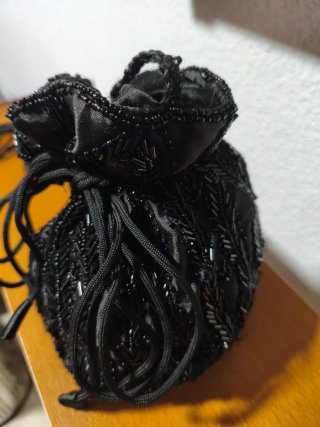 Bolsito negro bordado azabache