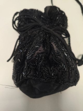 Bolsito negro bordado azabache