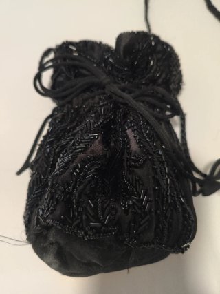 Bolsito negro bordado azabache