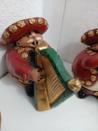 Lote 4 figuras mariachis escayola