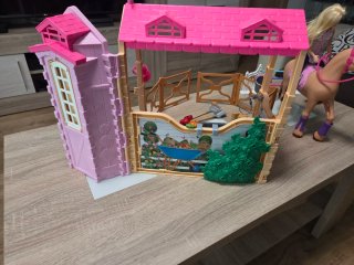 Establo Barbie con caballo y accesorios