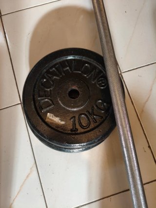 Banco de pesas con discos y mancuernas