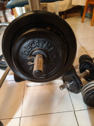 Banco de pesas con discos y mancuernas