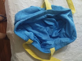 Bolso de playa azul y amarillo