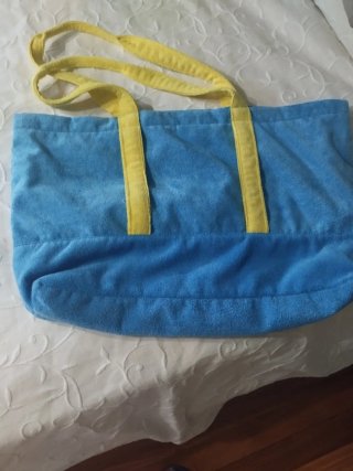 Bolso de playa azul y amarillo