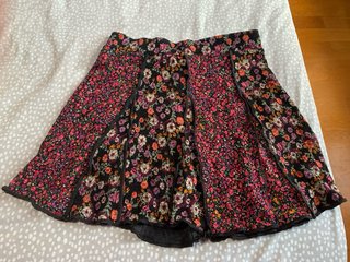 Falda Zara flores Talla M