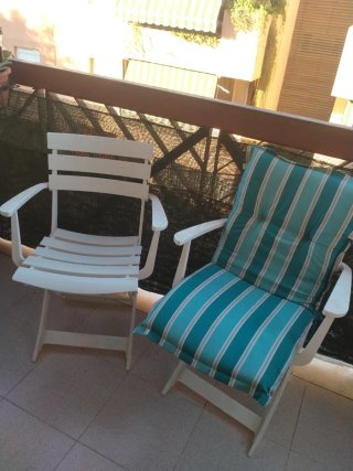 Sillas de jardín con cojines  LAS DOS 15€