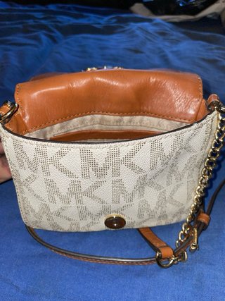 Bolsito Michael Kors Beige y Dorado