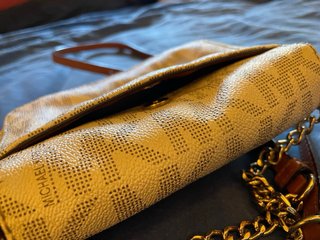 Bolsito Michael Kors Beige y Dorado