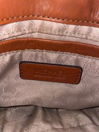 Bolsito Michael Kors Beige y Dorado