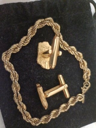Pulsera y gemelos dorados