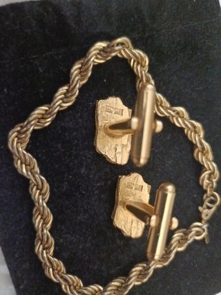 Pulsera y gemelos dorados