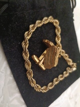Pulsera y gemelos dorados