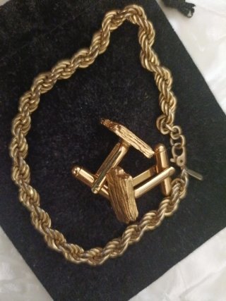 Pulsera y gemelos dorados