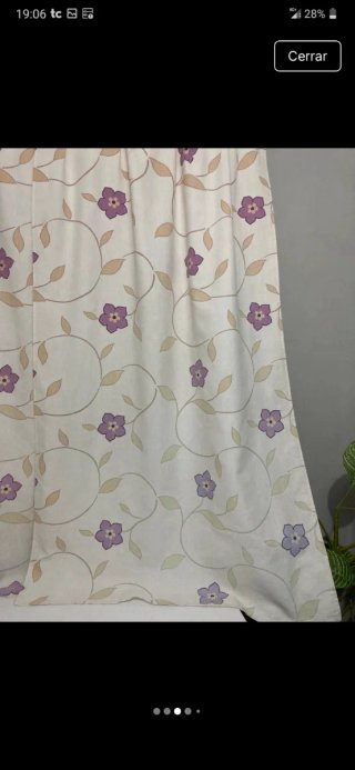 Cortinas cortas blancas con flores moradas