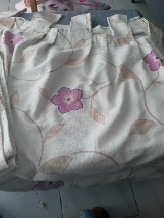 Cortinas cortas blancas con flores moradas