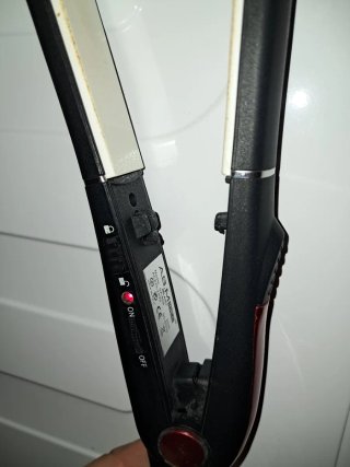 Piastra per capelli nera e rossa