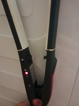 Piastra per capelli nera e rossa