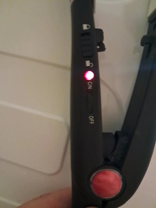Piastra per capelli nera e rossa