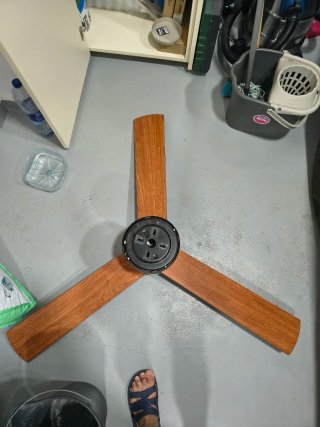Ventilador de techo LED negro aspas de madera