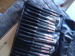 Estuche de brochas de maquillaje negro y rosa