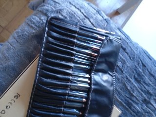 Estuche de brochas de maquillaje negro y rosa