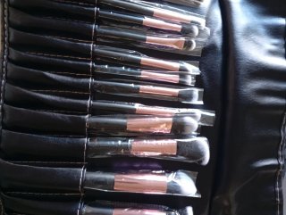 Estuche de brochas de maquillaje negro y rosa