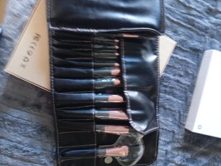 Estuche de brochas de maquillaje negro y rosa