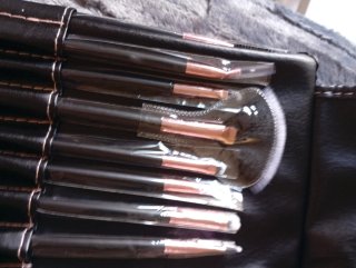 Estuche de brochas de maquillaje negro y rosa