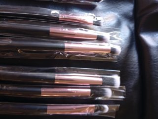 Estuche de brochas de maquillaje negro y rosa