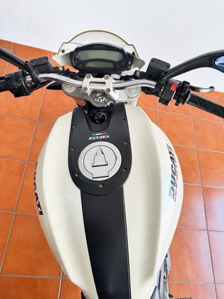 Ducati Monster 696 Blanco Perla