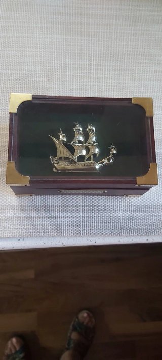 Joyero con barco de metal