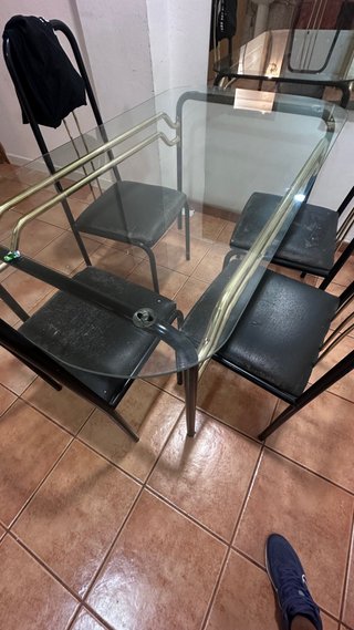 Comedor con 4 sillas de cristal y metal