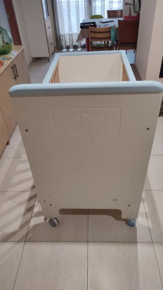 Cuna de madera con barandillas y estrella