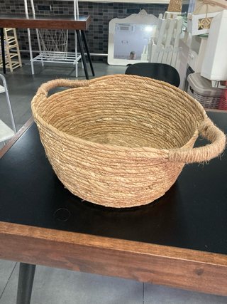 Cesta de mimbre redonda con asas