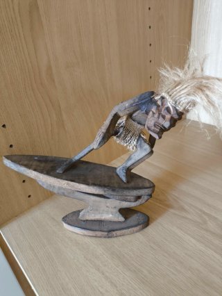 Figura de madera de surfista