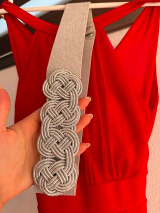 Vestido de fiesta rojo con cinturón plateado